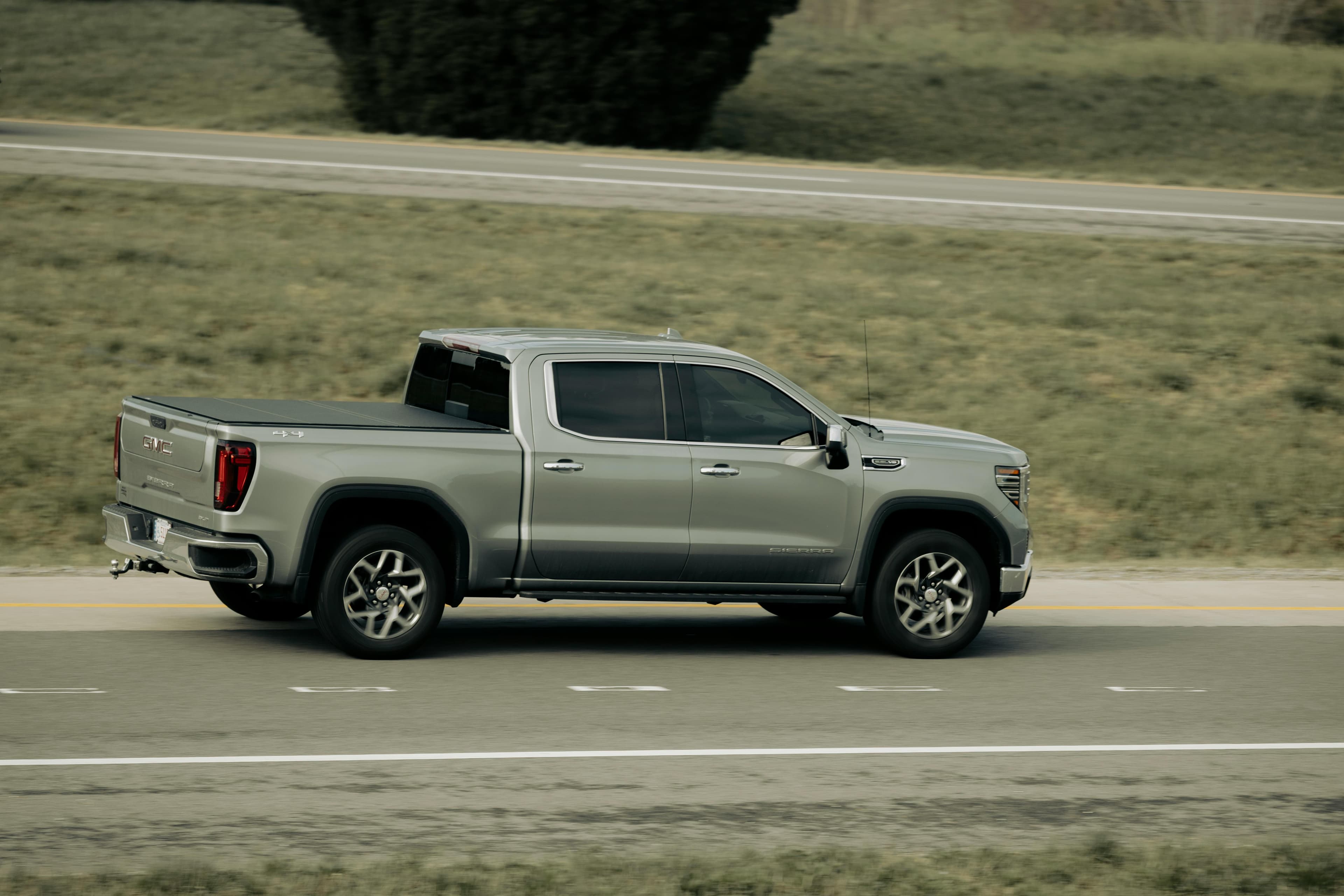 A Deep Dive Into the RealTruck Apex Truck Cap Design and Features